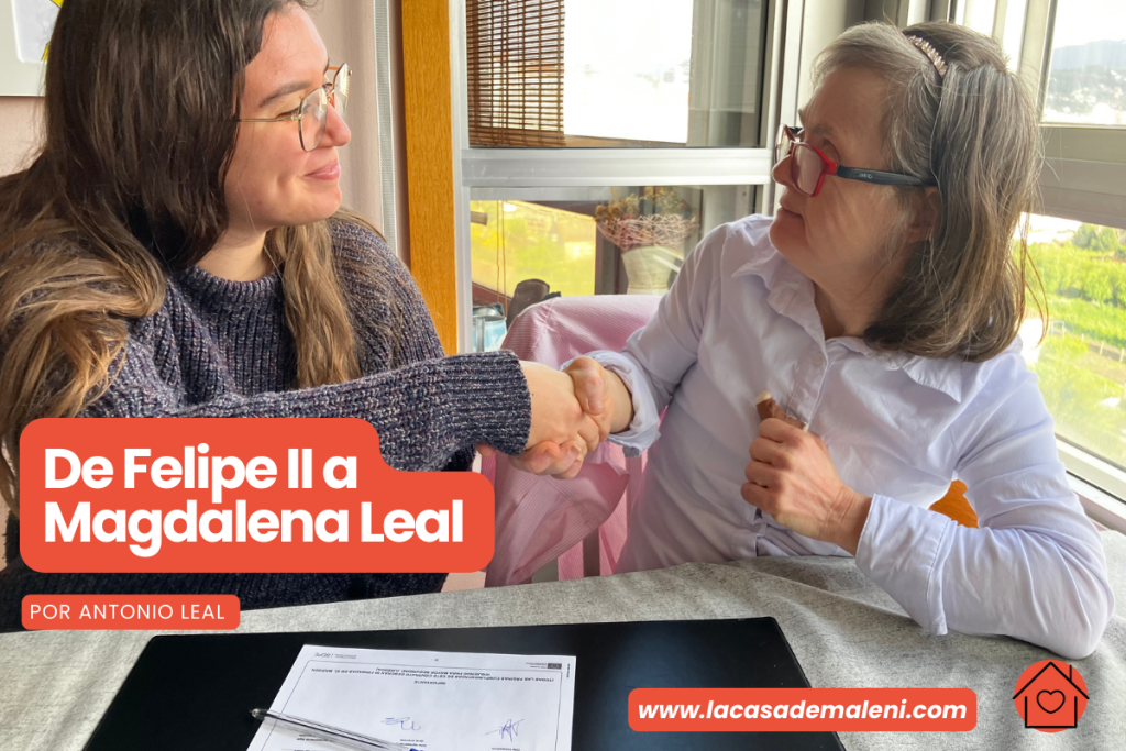 Magdalena y su asistente aprientan sus manos después de firmar.