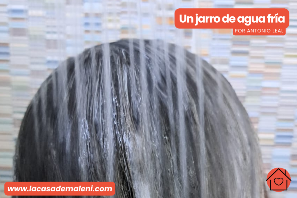 Agua cayendo sobre el cabello canoso de una mujer, que se intuye es Maleni