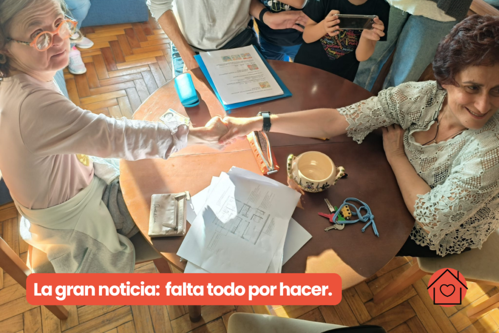 Maleni y Pura estrechan sus manos tras firmar el acuerdo de alquiler