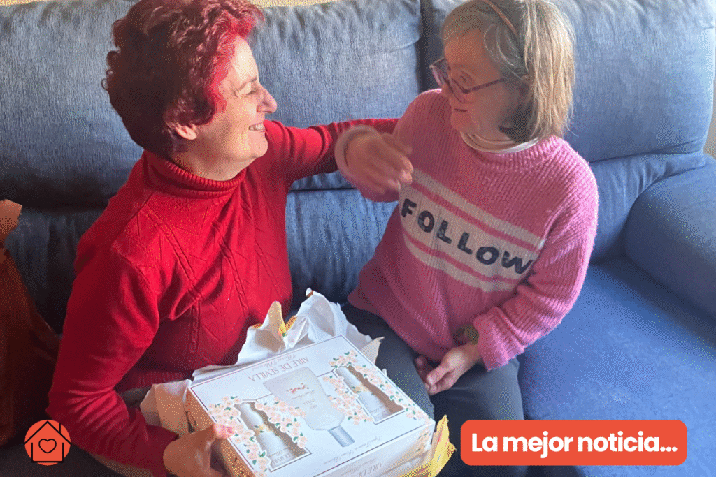 Maleni ofrece un regalo a Pura, una caja de colonias de aire de Sevilla. Ambas se miran y sonrien.